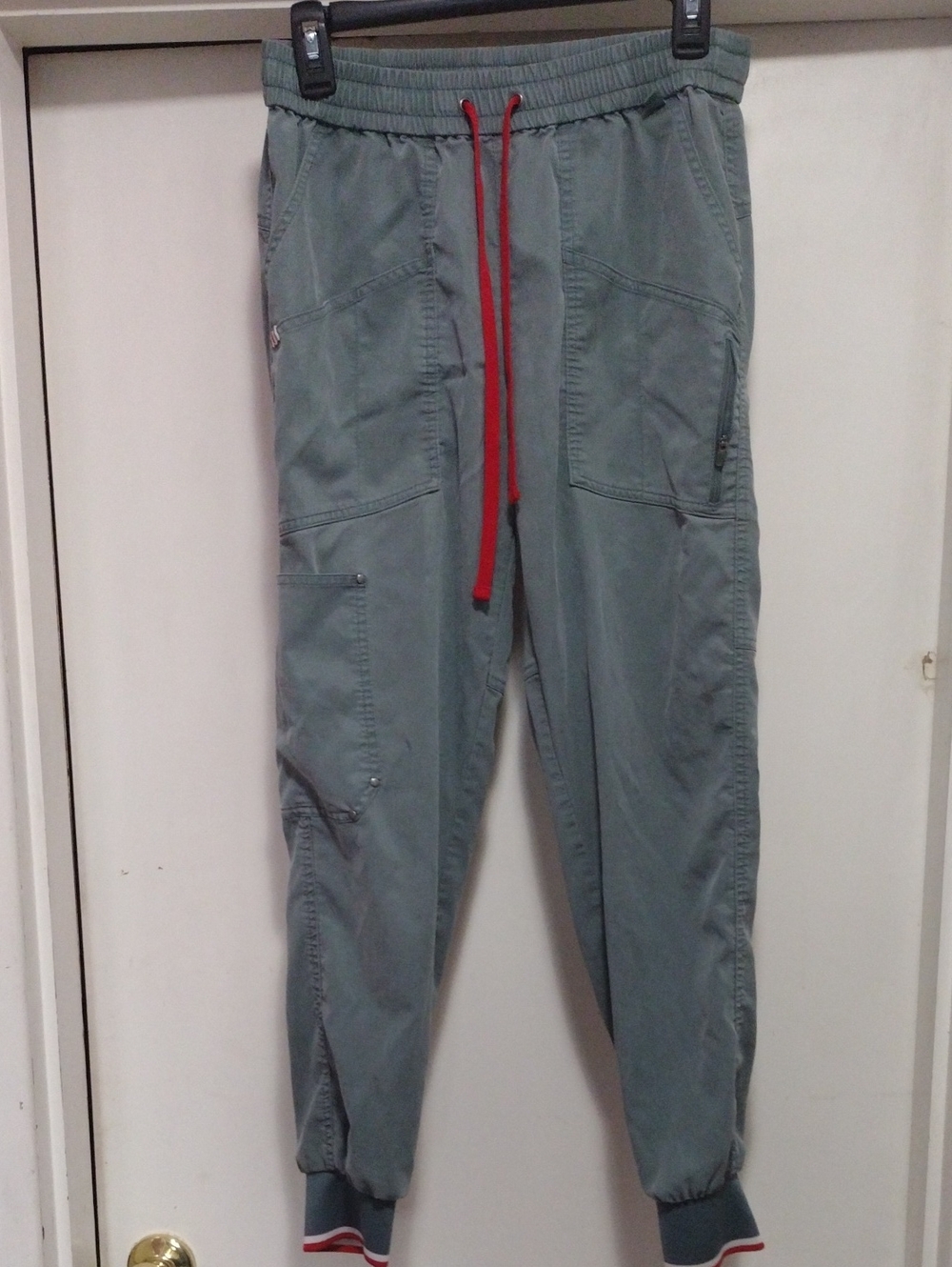 Mediclo Green Jogger Scrubs Pants with Red Drawstring Medium